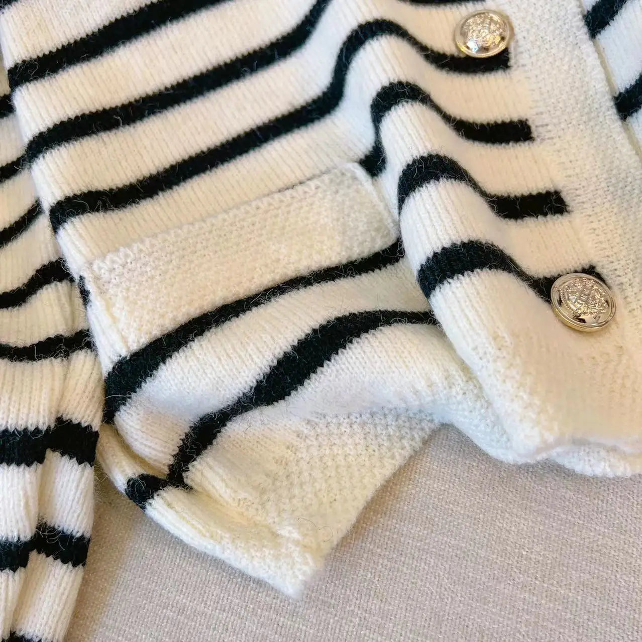 Women's Cropped Striped Cardigan – Casual Chic Knit Sweater with O-Neck & Long Sleeves